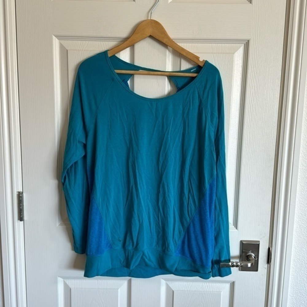 Lole workout shirt. Teal color. Open in back. Flattering.